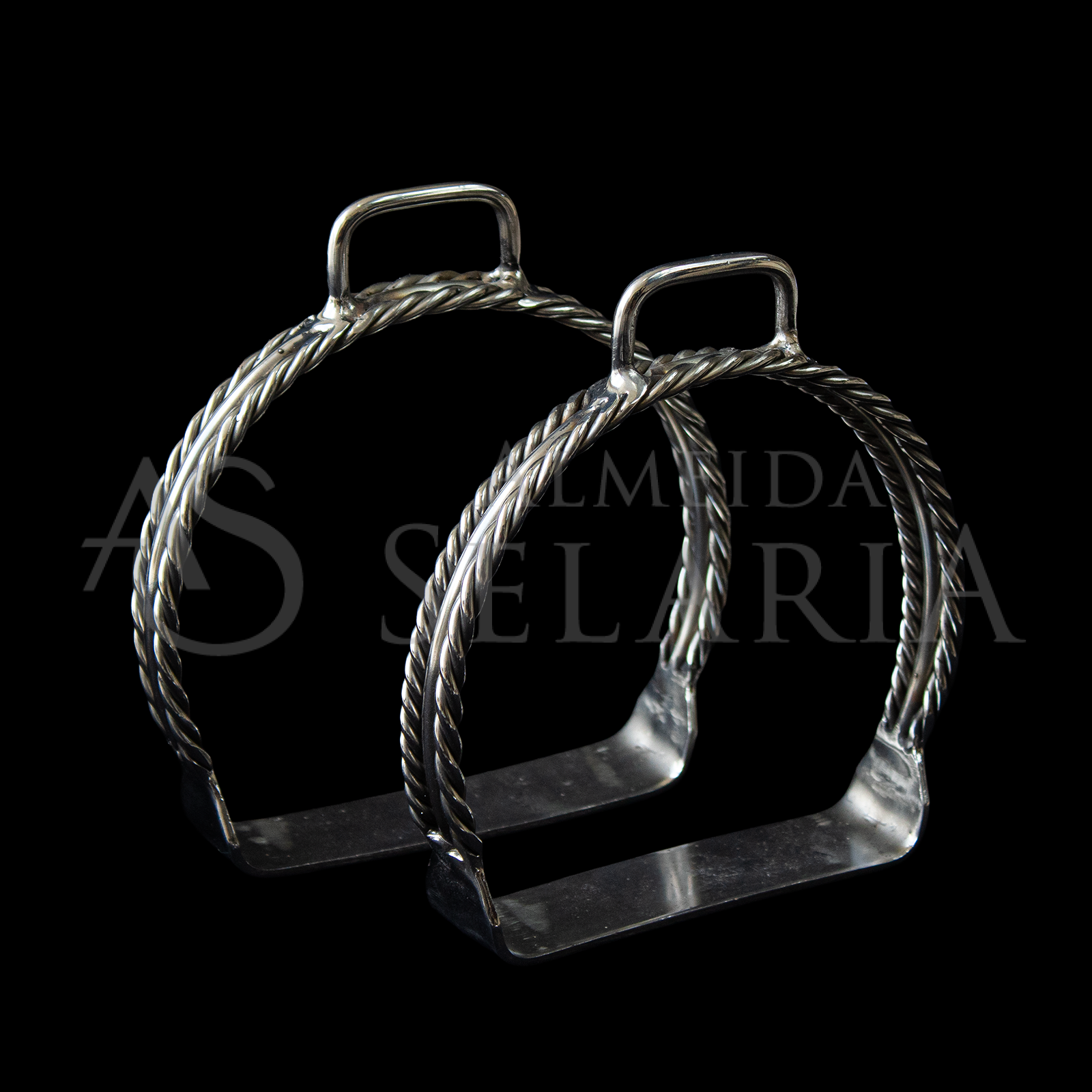 ESTRIBO TORCIDO COM DETALHE